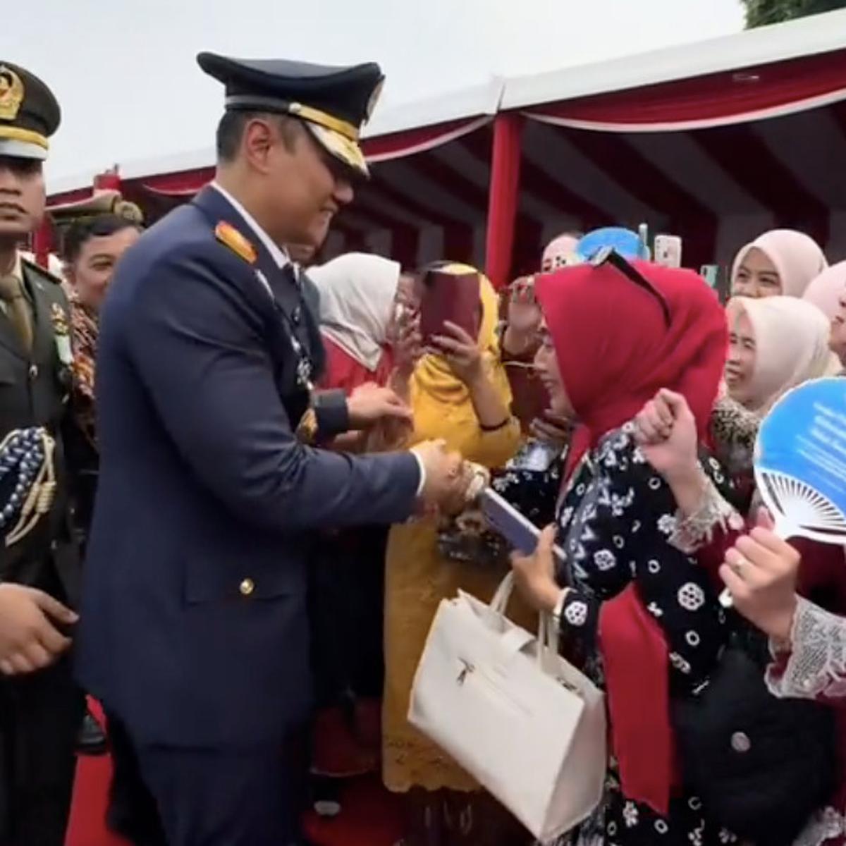 ahy hadapi emak-emak