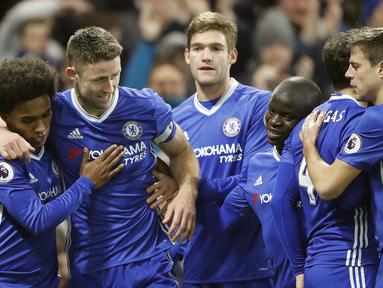 Para pemain Chelsea merayakan gol Gary Cahill (2kiri) saat melawan Hull City pada lanjutan Premier League di Stamford Bridge stadium, London, (22/1/2017). Chelsea menang 2-0.  (AP/Frank Augstein)