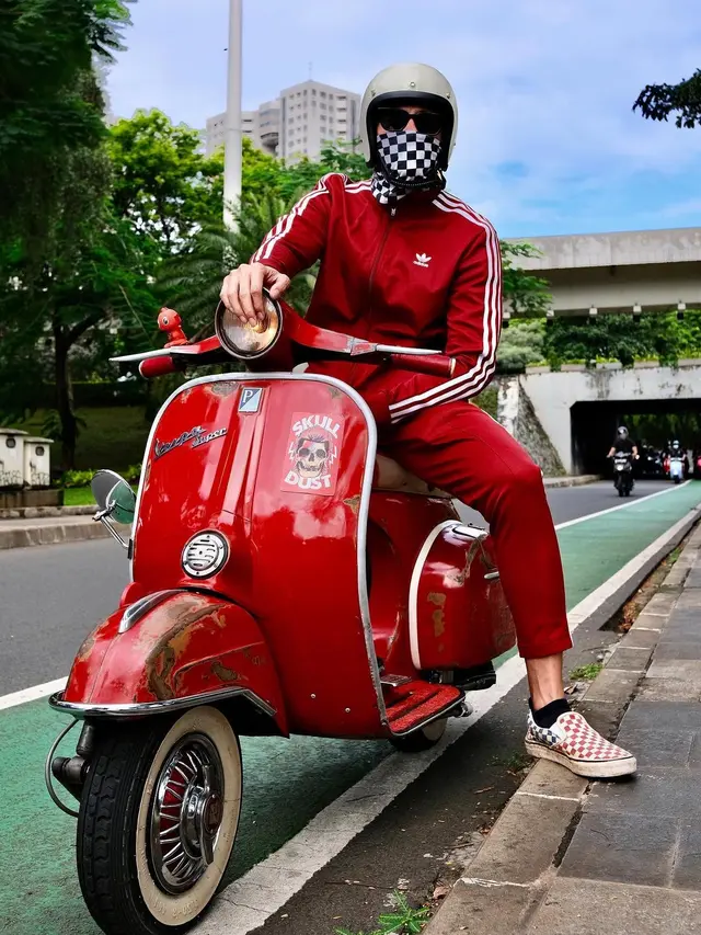 Tampil Keren, Ini 7 Gaya Vino G Bastian Riding dengan Vespa Klasik