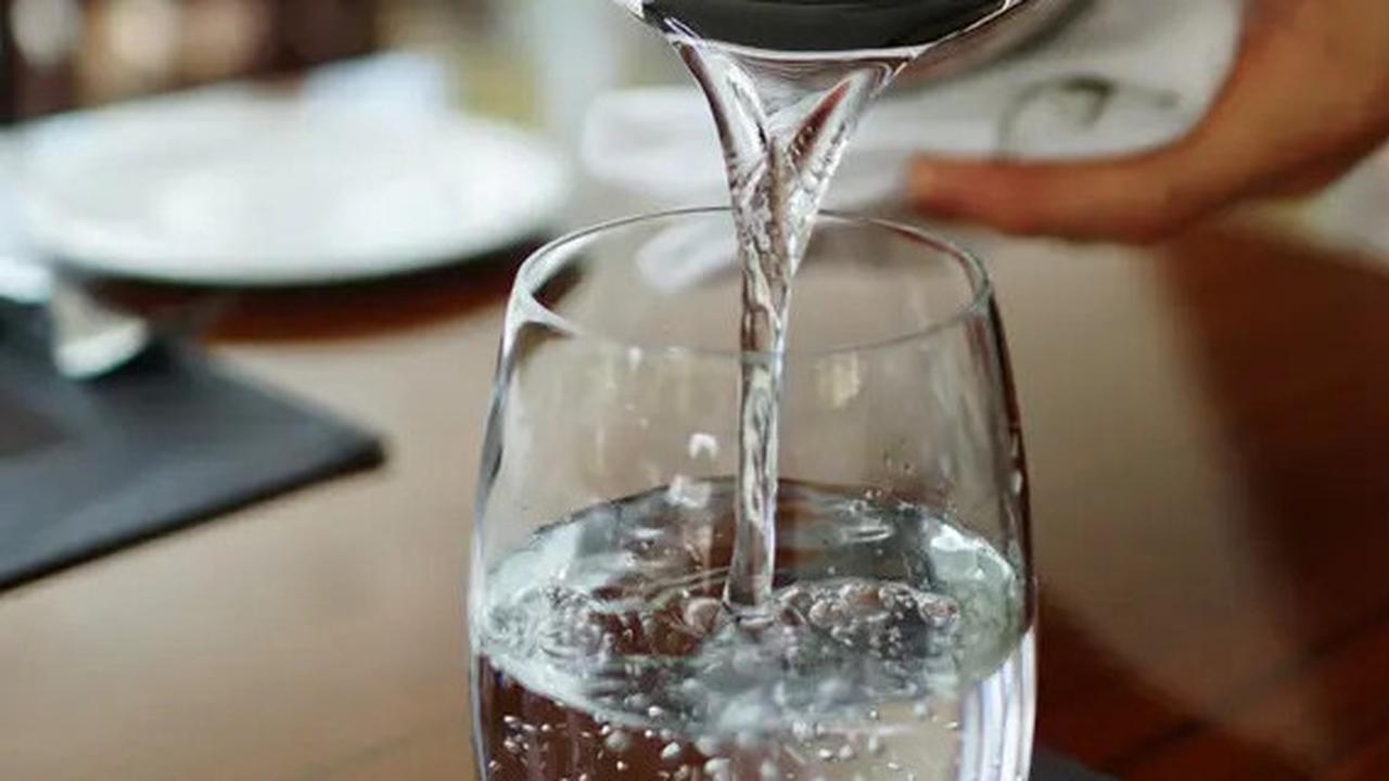 Diet Lebih Efektif, 5 Manfaat Minum Air Putih Saat Perut Kosong