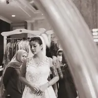 Awkarin baru saja mengunggah beberapa potret dirinya sedang mencoba gaun pengantin. [Foto: Instagram/narinkovilda]