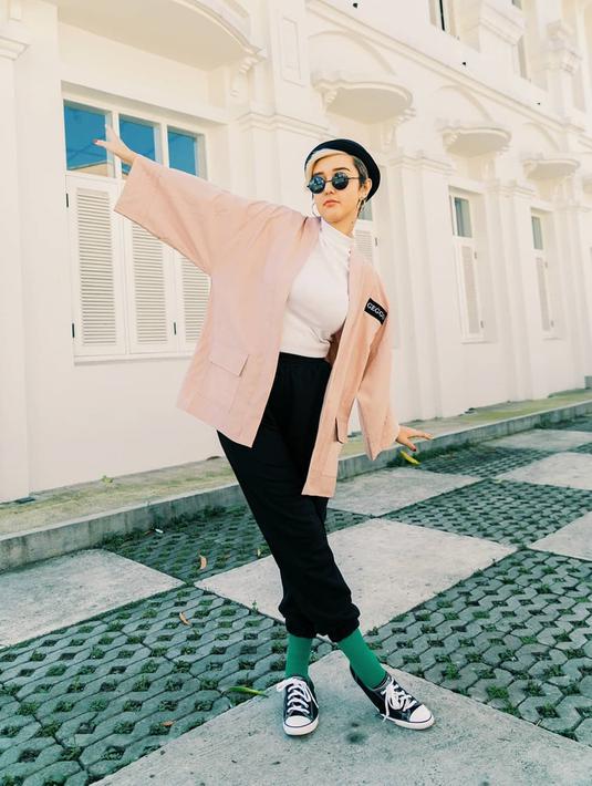 Jarang posting foto bareng, ternyata Fabiola mengatakan bahwa ia telah bercerai dari Reza SM*SH. Kabar perceraiannya dengan Reza pertama kali diketahui melalui Instagram Stories yang dibuat oleh Fabiola. (Liputan6.com/IG/fabananash)