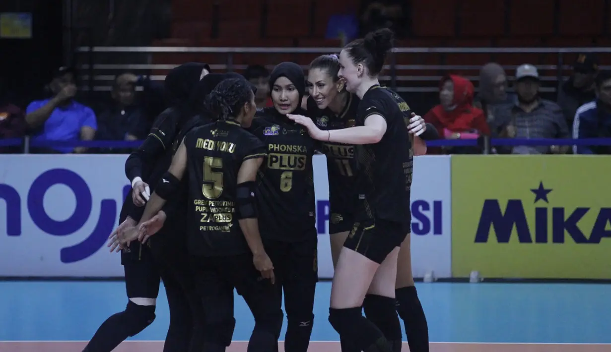 Para pemain Gresik Petrokimia Pupuk Indonesia melakukan selebrasi setelah berhasil mencetak angka saat menghadapi Jakarta BIN pada laga Final Four Proliga 2023 yang berlangsung di GOR Jatidiri, Semarang, Jawa Tengah, Kamis (2/3/2023) malam WIB. Gresik Petrokimia Pupuk Indonesia kalah 2-3 (18-25, 25-23, 20-25, 25-21 dan 13-15). (Dok. Proliga 2023)