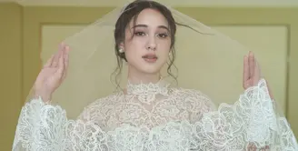 Yasmin Napper tampil memukau saat menjadi muse untuk fashion show karya desainer Dimas Singgih [@yasminnaper]