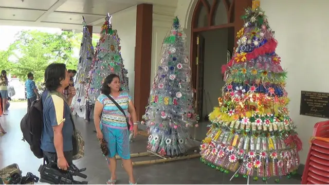 Pohon Natal dari Barang Bekas