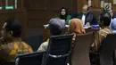 Terdakwa dugaan korupsi investasi perusahaan di Blok Basker Manta Gummy Australia Tahun 2009, Karen Agustiawan (tengah) menyimak keterangan saksi saat sidang lanjutan di Pengadilan Tipikor, Jakarta, Kamis (28/2). (Liputan6.com/Helmi Fithriansyah)