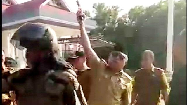 Aksi Koboi Bupati Konawe Saat Apel dengan Satpol PP