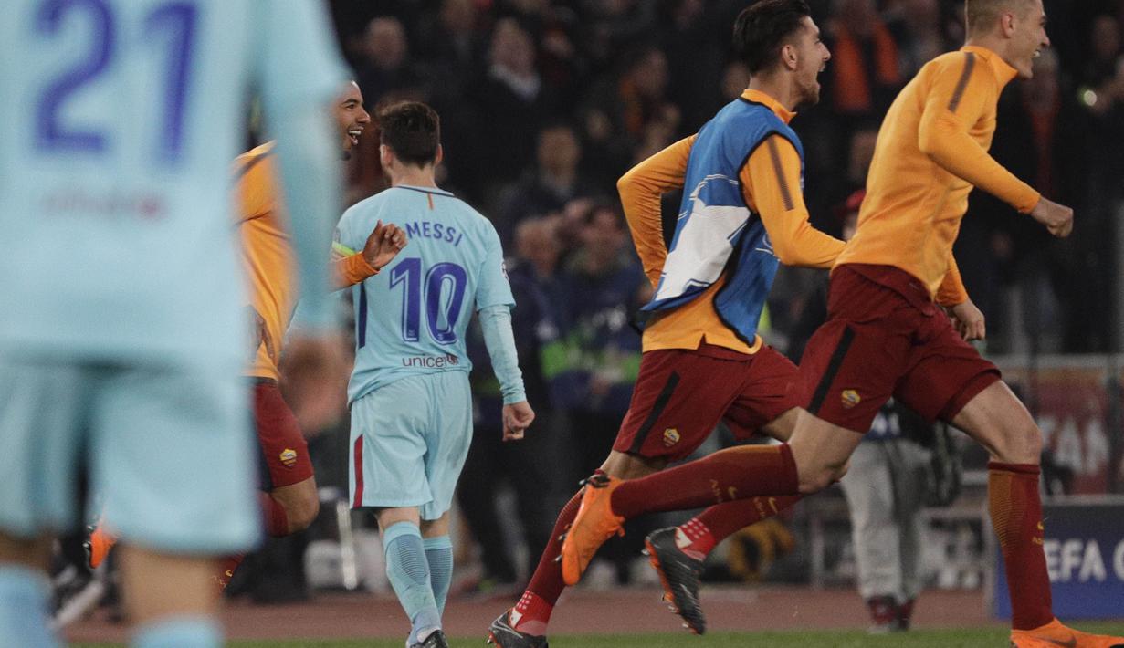Striker  Barcelona, Lionel Messi, meninggalkan lapangan usai ditaklukkan AS Roma pada laga leg kedua perempat final Liga Champions, di Stadion Olimpico, Selasa (10/4/2018). AS Roma menang 3-0 atas Barcelona. (AP/Gregorio Borgia)