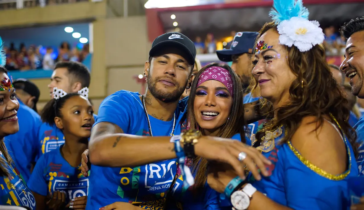 Penyerang Paris Saint-Germain, Neymar bersama ibunya Nadine Santos dan penyanyi Anitta saat menghadiri parade pertunjukan sekolah samba Vila Isabel selama Karnaval Rio de Janeiro di Sambadrome, Brasil (4/3). (AP Photo/Mauro Pimentel)