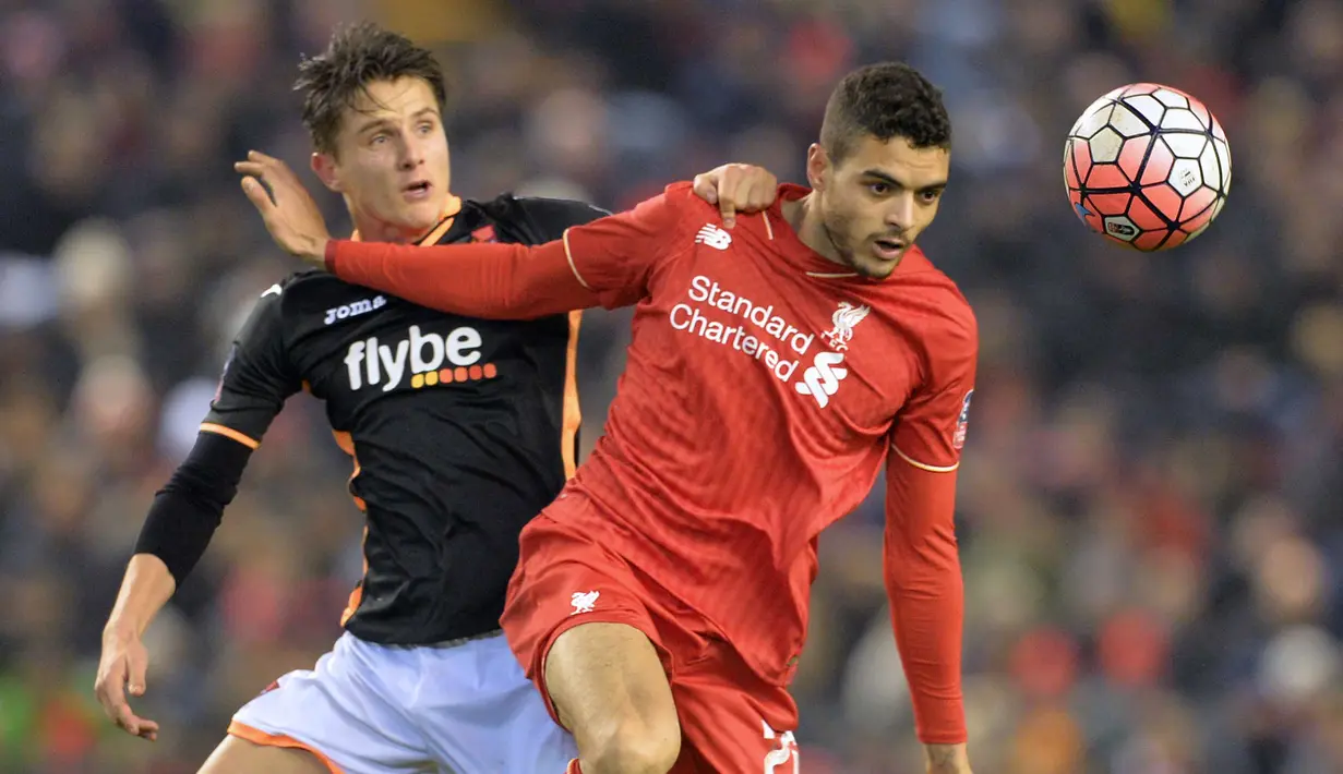 Pemain Exeter City,Tom Nichols (kiri) mencoba mgnhalau bola dari kejaran pemain Liverpool, Tiago Ilori pada laga piala FA putaran ketiga di Stadion, Anfield, Liverpool, Kamis (21/01/20160 dini hari WIB. (AFP /Paul Ellis)