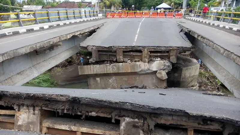 Jembatan di Gilimanuk Ambruk, Ratusan Truk Menumpuk di Pelabuhan 