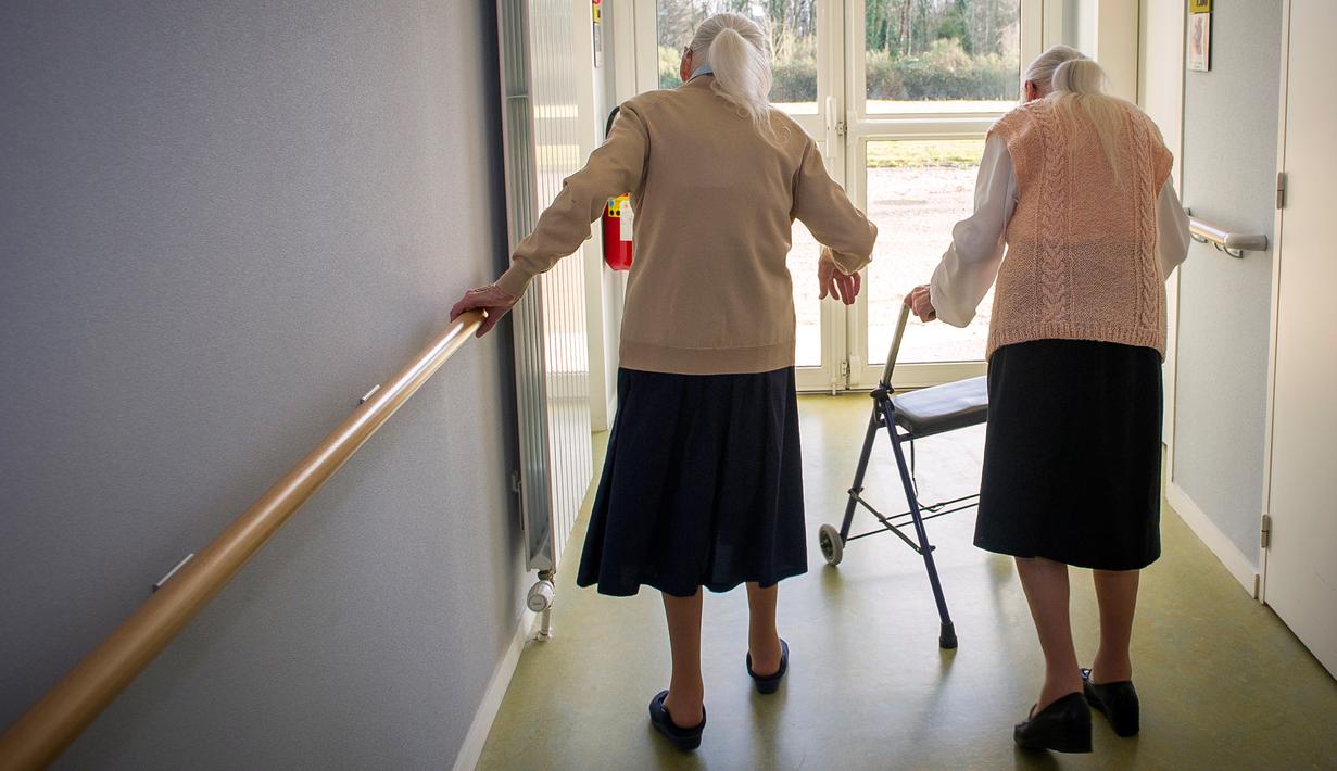 Paulette Olivier (kanan) dan Simone Thiot berfoto bersama saat berada di Ephad "Les Bois Blancs", Prancis (13/2). Paulette dan Simone lahir pada 30 Januari 1912 di Limeray, beberapa kilometer dari Amboise. (AFP PHOTO/GUILLAUME souvent)