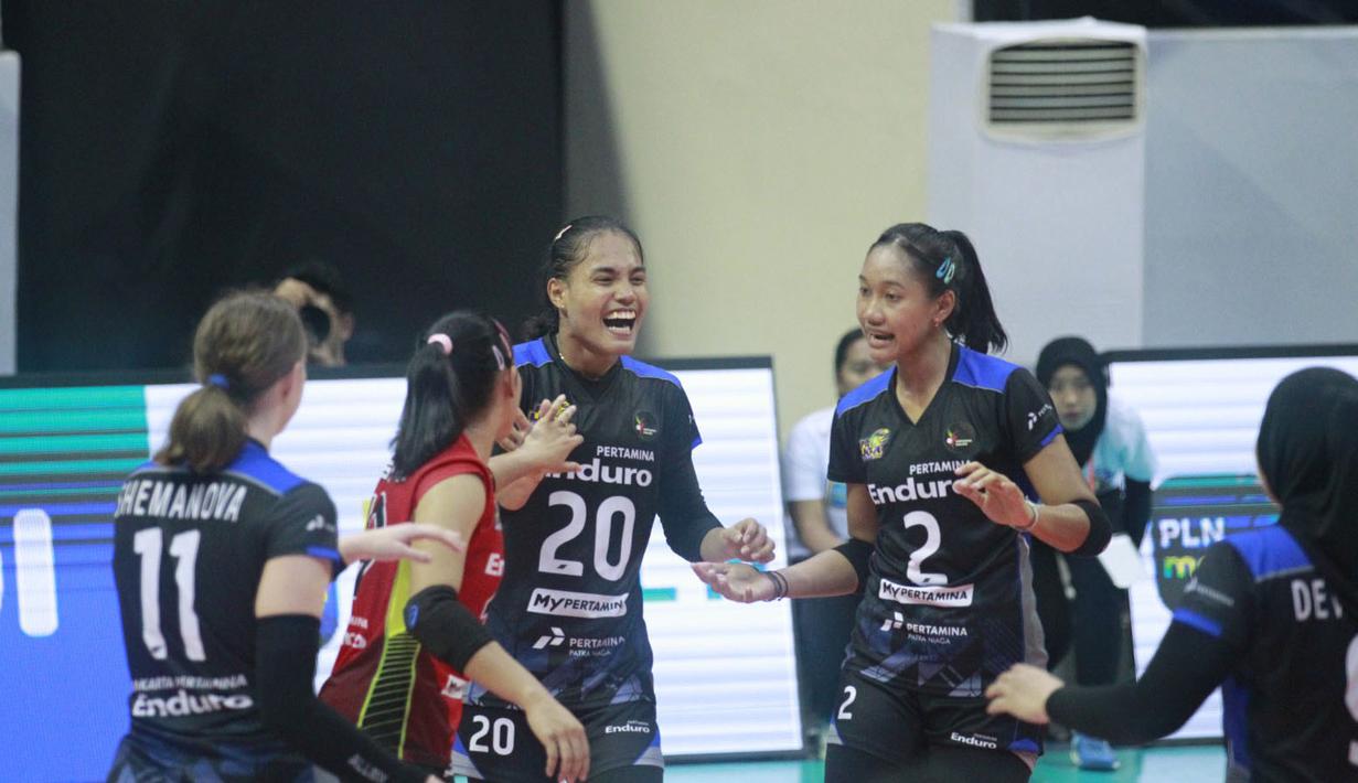 <p>Selebrasi para pemain Jakarta Pertamina Enduro, Junaida Santi (tengah) dkk setelah mencetak angka saat menghadapi Jakarta Electric PLN pada laga putaran pertama Final Four PLN Mobile Proliga 2024 di GOR Bung Tomo, Surabaya, Sabtu (6/7/2024). Jakarta Pertamina Enduro kalah 1-3 (23-25, 25-11, 21-25 dan 21-25). (Dok. PBVSI)</p>