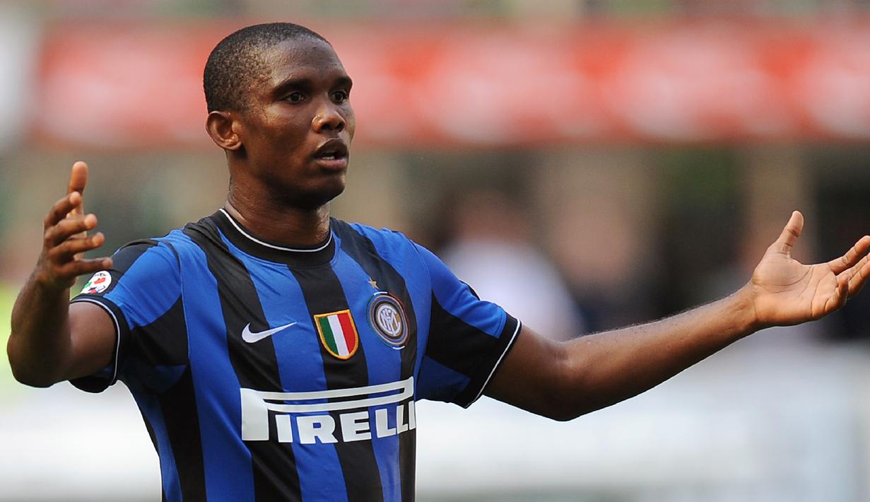 4. Samuel Eto'o - Dilepas Barcelona ke Inter Milan karena dianggap sudah melewati puncak kariernya. Bomber Kamerun ini berhasil menjadi pemain pertama yang meraih gelar treble Eropa saat bersama Barcelona dan Inter. (AFP/Alberto Pizzoli)