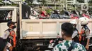 Sebuah truk mengangkut sejumlah motor yang terjaring razia parkir liar  di lokasi Citayam Fashion Week, kawasan Stasiun Dukuh Atas, Sudirman, Selasa (26/7/2022). Satpol PP dan Dinas Perhubungan (Dishub) DKI Jakarta mengamankan sebanyak 16 sepeda motor yang terpakir secara liar. (Liputan6.com/Faizal Fanani)