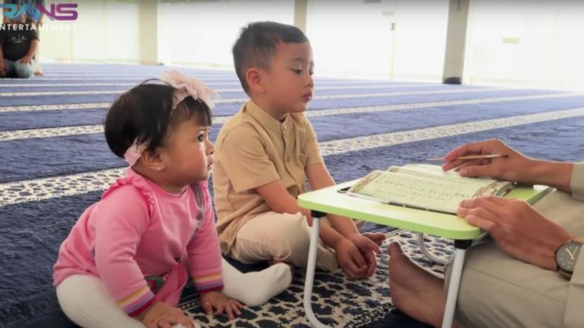 Tenang Menyimak, 7 Potret Menggemaskan Baby Lily Temani Rayyanza Belajar Mengaji