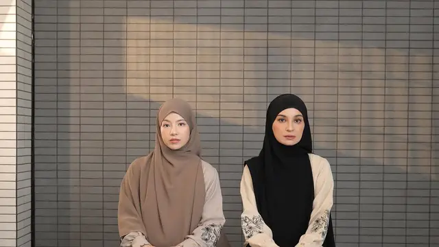 Gaya Kembar Shireen Sungkar & Natasha Rizky dengan Gamis dan Hijab Syar’i