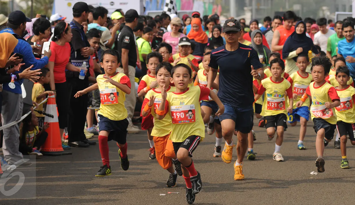 Sejumlah anak mengikuti lomba lari Jakarta Marathon 2015 kategori anak di Silang Monas Jakarta, Minggu (25/10/2015). 15.000 pelari mengikuti lomba lari Jakarta Marathon 2015 yang terbagi dalam empat kategori utama. (Liputan6.com/Helmi Fithriansyah)