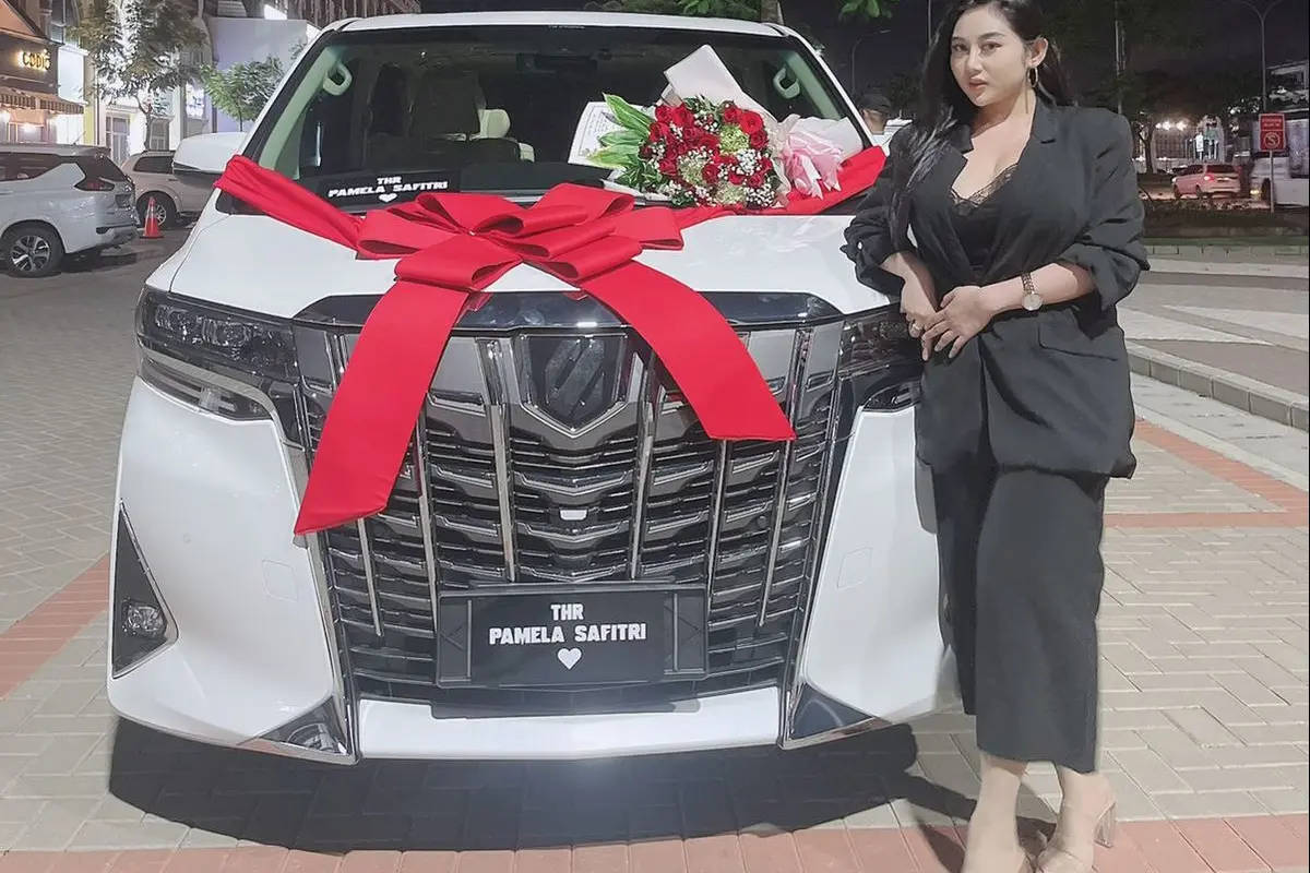 Pamela Safitri dapat THR mobil mewah dari sang kekasih