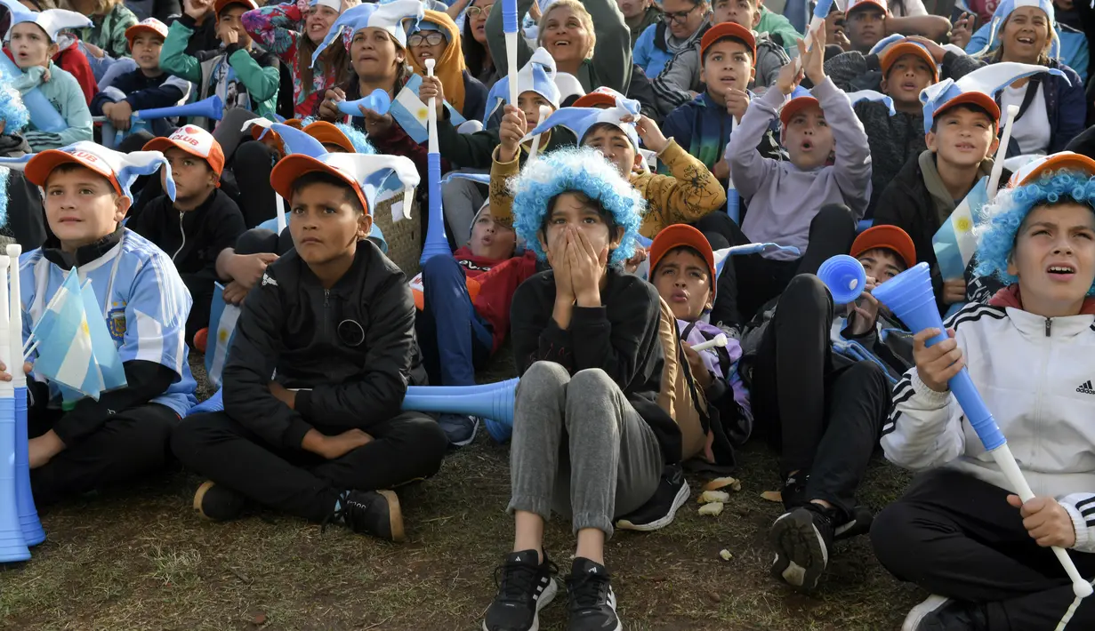 Fans timnas Argentina menyaksikan tim mereka kalah dari Arab Saudi pada laga pertama pertama Grup C Piala Dunia 2022 Qatar, di layar besar yang disiapkan untuk para penggemar di lingkungan Palermo di Buenos Aires, Selasa (22/11/2022). Kekalahan Argentina dari Arab Saudi tersebut tentu mengejutkan. (AP Photo/Gustavo Garello)