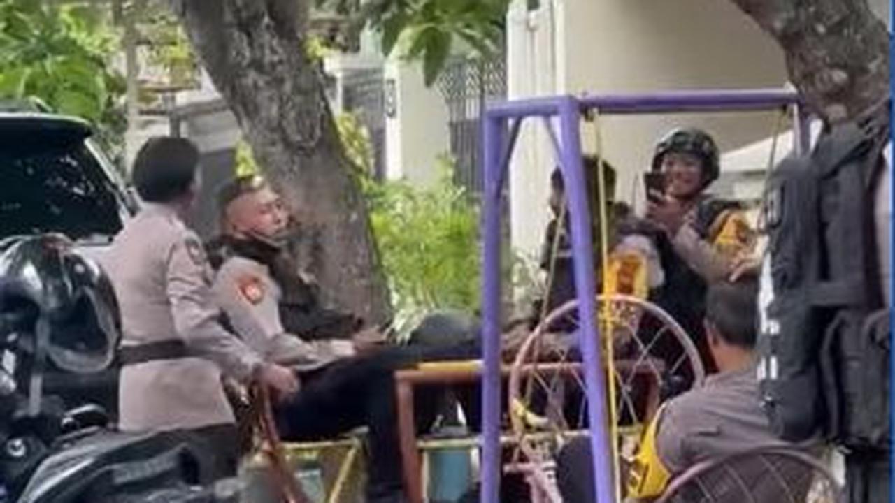 Seperti melansir dari video unggahan akun Instagram @abdinegaranews, dua polisi itu asyik bermain dan menaiki putaran anak TK.<br>