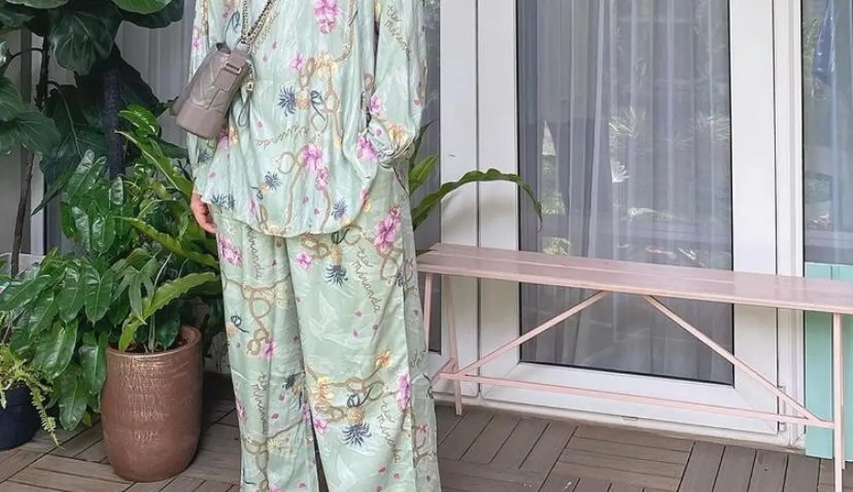 Tampil lebih berwarna, coba padukan baju warna hijau mint dengan soft pink seperti look desainer Ria Miranda ini. (Instagram/riamiranda).