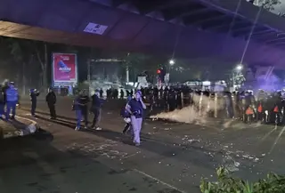 Polisi membubarkan paksa sekelompok massa berpakaian hitam yang membuat kericuhan saat Hari Buruh di Bandung, Jawa Barat. (Foto: Merdeka.com)