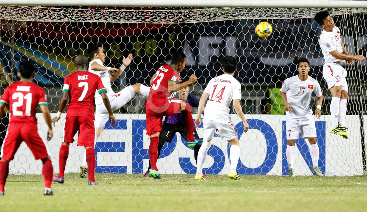 Pemain Timnas Indonesia, Hansamu Yama Pranata, saat mencetak gol pertama ke gawang Vietnam dalam laga leg pertama semifinal Piala AFF 2016 di Stadion Pakansari, Bogor, Sabtu (3/12/2016). (Bola.com/Peksi Cahyo)