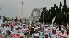 Sejumlah ormas Islam melakukan unjuk rasa di depan Istana Merdeka, Jakarta, Jumat (3/6). Mereka menuntut Presiden Jokowi untuk menolak keberadaan PKI dan Liberalisme. (Liputan6.com/Johan Tallo)