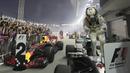 Ekspresi Lewis Hamilton saat berdiri di atas mobilnya usai menjuarai balapan F1 Singapura di Marina Bay City Circuit Singapore, (17/9/2017). (AP/Yong Teck Lim)
