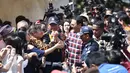 Cagub DKI Jakarta, Basuki T Purnama bersalaman dengan warga sebelum mencoblos pada Pilkada DKI 2017 di TPS 054 Pantai Mutiara, Jakarta Utara, Rabu (15/2). (Liputan6.com/Faizal Fanani)