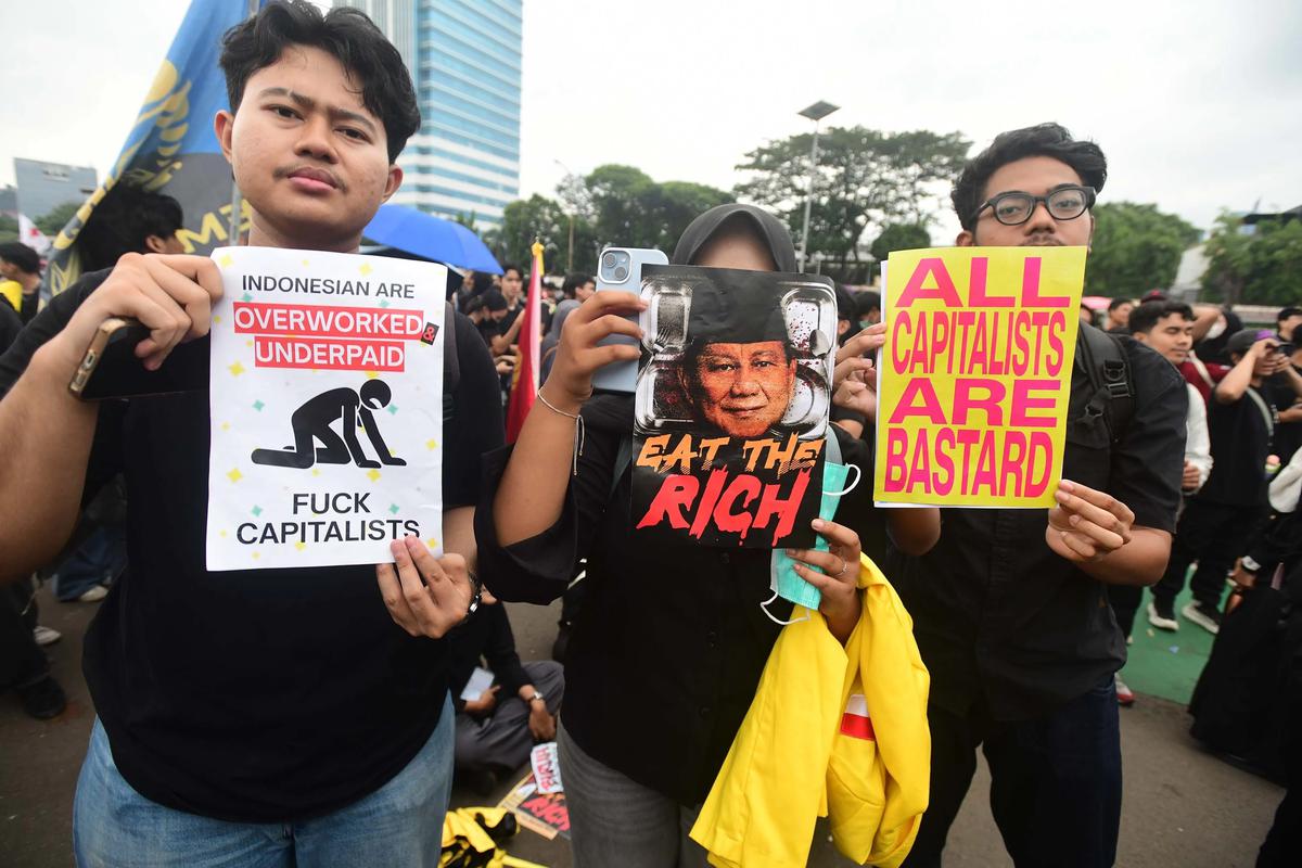 FOTO: Buruh  dan Mahasiswa Gelar Aksi May Day di Depan DPR