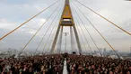 Ribuan warga hadir mengenakan baju hitam-hitam saat acara HUT terakhir almarhum Raja Thailand, Bhumibol Adulyadej di atas Jembatan Bhumibol, Bangkok, Thailand, Senin (5/12). Raja Bhumibol meninggal di usia 88 tahun. (REUTERS/Jorge Silva)
