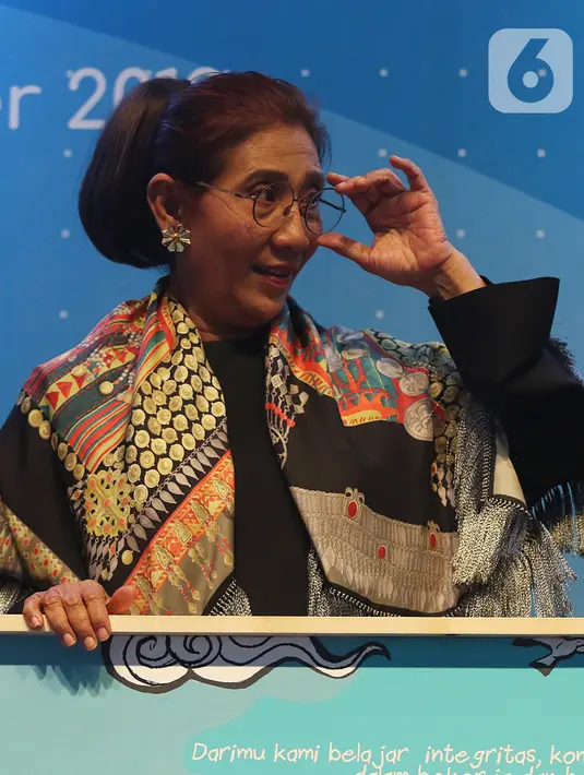 Mantan Menteri Kelautan dan Perikanan, Susi Pudjiastuti saat acara Pisah Sambut Menteri Kelautan dan Perikanan di Kantor KKP, Jakarta, Rabu (23/10/2019). Dalam acara ini Susi menerima karikatur dari Kementerian Kelautan dan Perikanan. (Liputan6.com/Herman Zakharia)