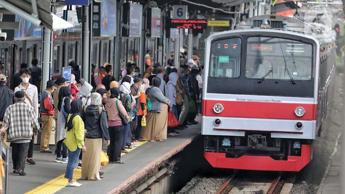 Kereta rel listrik (KRL) tiba di Stasiun Tanah Abang, Jakarta, Rabu (17/1/2023). Sepanjang Januari 2023 total pengguna KRL Commuterline Jabodetabek pada weekday adalah sebanyak 7.952.574 orang dengan rata-rata 795.257 orang per hari.  (Liputan6.com/Angga Yuniar)