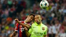 Gelandang Barcelona, Javier Mascherano berebut bola udara dengan Thiago saat leg kedua semifinal Liga Champions di Allianz Arena, Jerman, Rabu (13/5/2015). Bayern Muenchen menang 3-2 atas Barcelona. (Reuters/Kai Pfaffenbach)