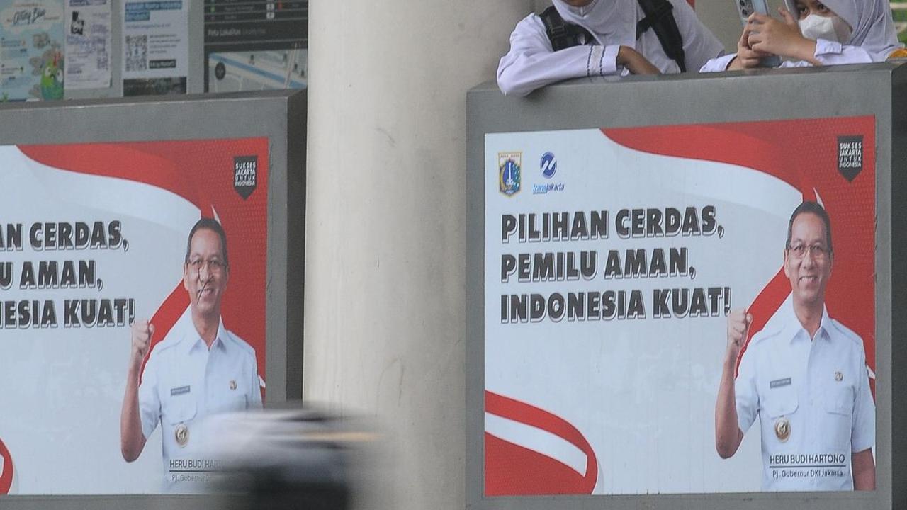 FOTO: Penampakan Stiker Heru Budi di Halte TransJakarta yang Disebut Warga Rusak Pemandangan