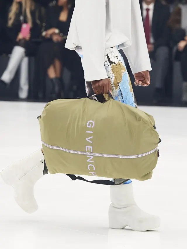 Gaya Menawan Kendall Jenner di Kampanye Terbaru Givenchy Spring Summer 2022