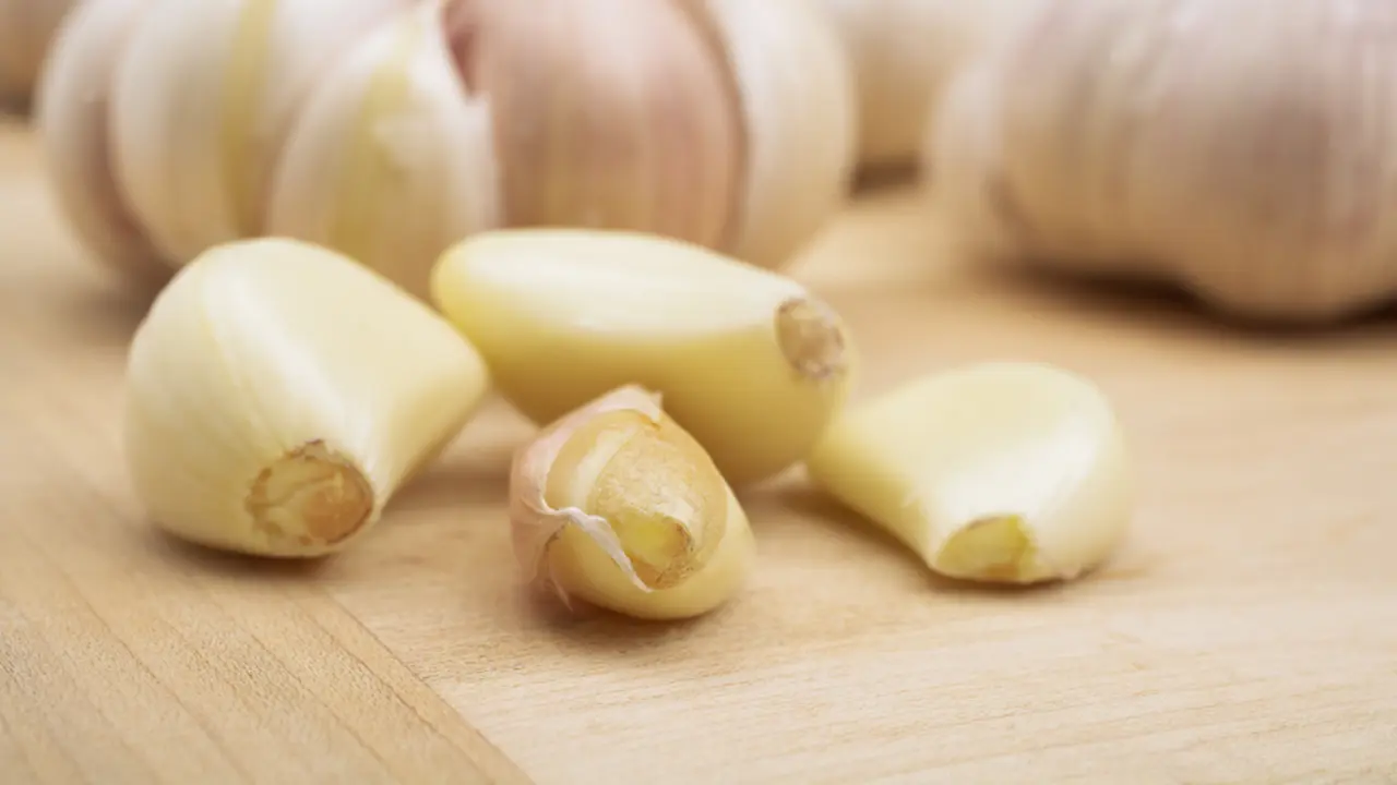 Kekuatan Mengejutkan Makan Bawang Putih Saat Perut Kosong
