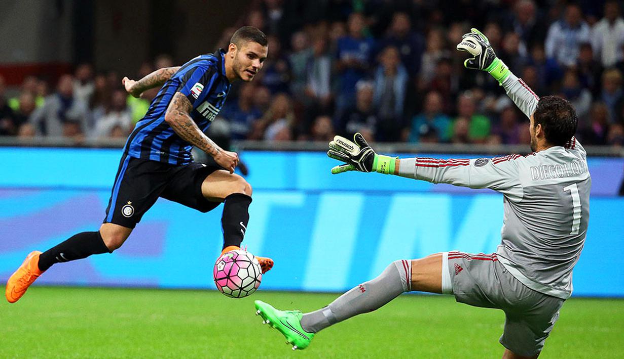 Penyerang Internazionale, Mauro Icardi menendang bola ke gawang AC Milan yang dijaga kiper Diego Lopez pada laga Serie A di Stadion San Siro, Italia, Minggu (13/9/2015). Internazionale berhasil menang 1-0. (EPA/Matteo Bazzi)
