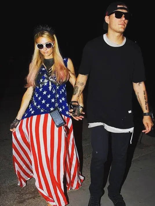 Dilansir dari Cosmopolitan keduanya pun kembali berhubungan dua tahun lalu dan resmi berpacaran pada 2 Februari 2017. (instagram/parishilton)