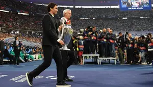 Mantan pemain Liverpool, Ian Rush (kanan), dan mantan pemain Real Madrid, Raul (kiri), membawa trofi di lapangan sebelum pertandingan final Liga Champions UEFA antara Liverpool dan Real Madrid di Stade de France di Saint-Denis, utara Paris, pada 28 Mei 2022. (FRANCK FIFE/AFP)
