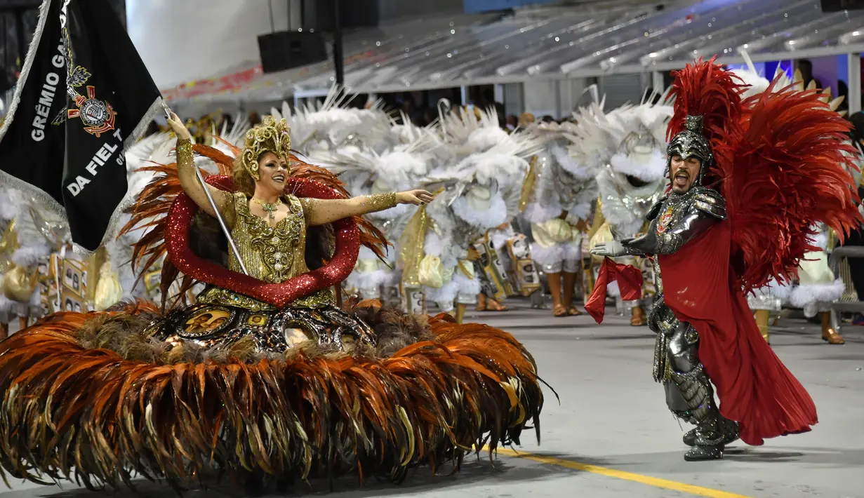 Aksi penari dari sekolah samba Gavioes da Fiel saat tampil dalam parade karnaval di Sambadrome di Sao Paulo, Brasil (25/2). Parade ini menarik para wisatawan dari berbagai negara. (AFP/Nelson Almeida)