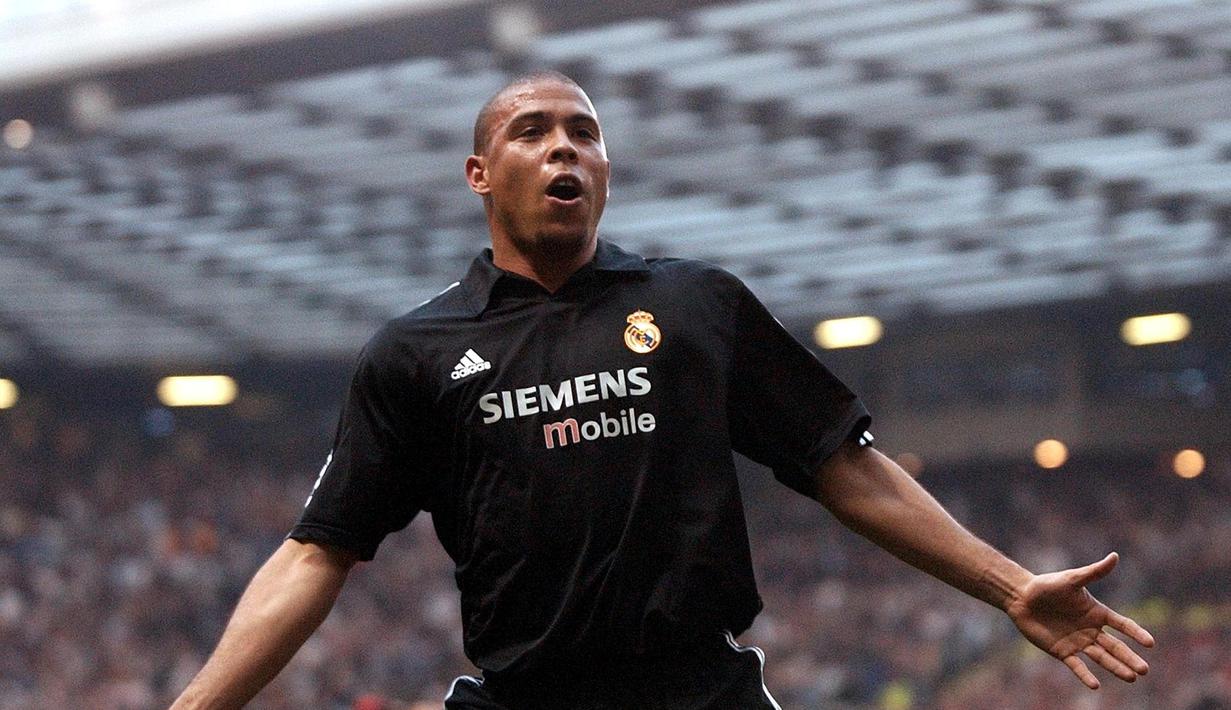 9. Ronaldo da Lima - Penyerang terbaik yang tercatat dalam sejarah sepak bola dunia. Kemampuan yang ia miliki baik teknik individu dan ketajaman membuat para bek kelas dunia memberi hormat kepada Ronaldo. (AFP/Paul Barker)