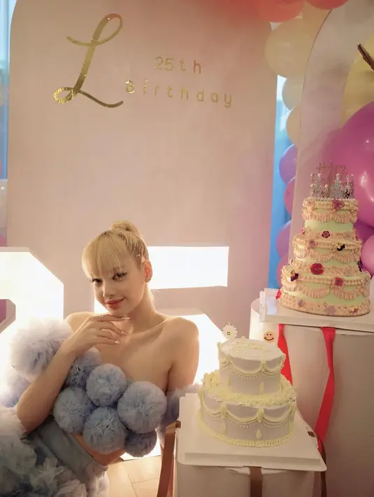 Bersama keluarga dan kerabat terdekat, Lisa BLACKPINK nampak amat bahagia untuk merayakan usia barunya. Ia pun berbagi sejumlah potret dirinya yang mengenakan outfit mahal untuk merayakan ulang tahun ke-25.(instagram/lalalalisa_m)