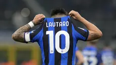 Penyerang Inter Milan Lautaro Martinez merayakan gol pembuka yang dicetaknya ke gawang AC Milan dalam laga pekan ke-21 Liga Italia 2022/2023 di Giuseppe Meazza, Senin dini hari WIB (6/2/2023). Inter Milan meneruskan tren positifnya dalam Derby Della Madonnina setelah sempat mengalahkan AC Milan di final Piala Super Italia 2022/2023. (AP Photo/Antonio Calanni)