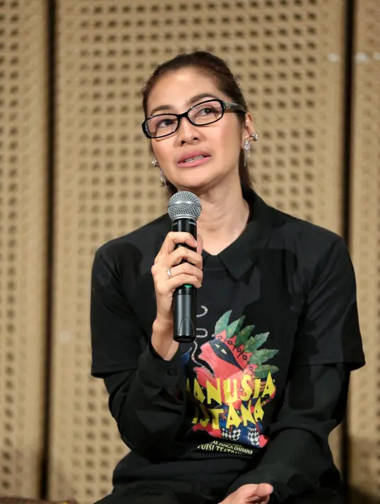 Di pagelaran teaternya kali ini Maudy membawakan puisi karya Radhar Panca. Tawaran ini sungguh tak bisa ditolaknya sejak awal lantaran Maudy salah satu pecinta karya sastra, terutama puisi. (Adrian Putra/Bintang.com)