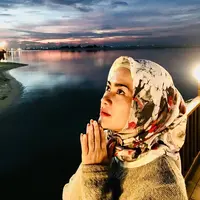 Semakin banyak belakangan ini artis-artis memutuskan untuk mengenakan hijab. Meski ada juga yang setelah itu membuka kembali lantaran tuntutan pekerjaan. Ikke Nurjanah menambah daftar panjang menutup aurat. (Instagram/ikkenurjanah0518)
