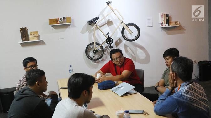 Sejumlah orang melakukan aktifitas di sebuah ruangan di Menara Kibar di Jakarta, Selasa (29/8). Menara Kibar ini memiliki lima lantai yang bisa dijadikan wadah bagi para startup digital untuk menciptakan inovasi. (Liputan6.com/Immanuel Antonius)