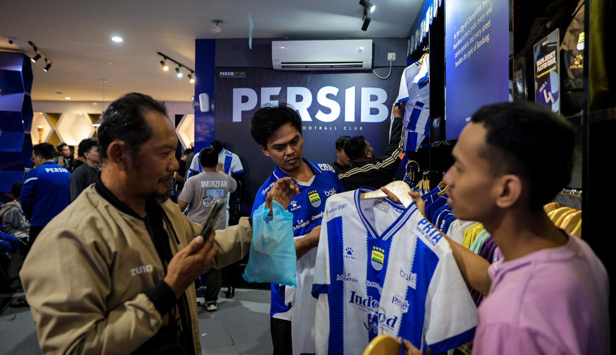 Suporter tim Maung Bandung memadati Persib Store di Kota Bandung, Jawa Barat, Sabtu (23/5/2026). (Bola.com/Bagaskara Lazuardi)